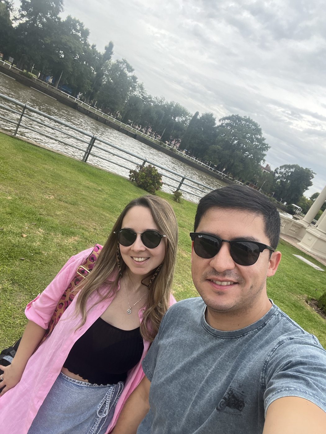 Cata, Daniel y nuestro perrito celebrando