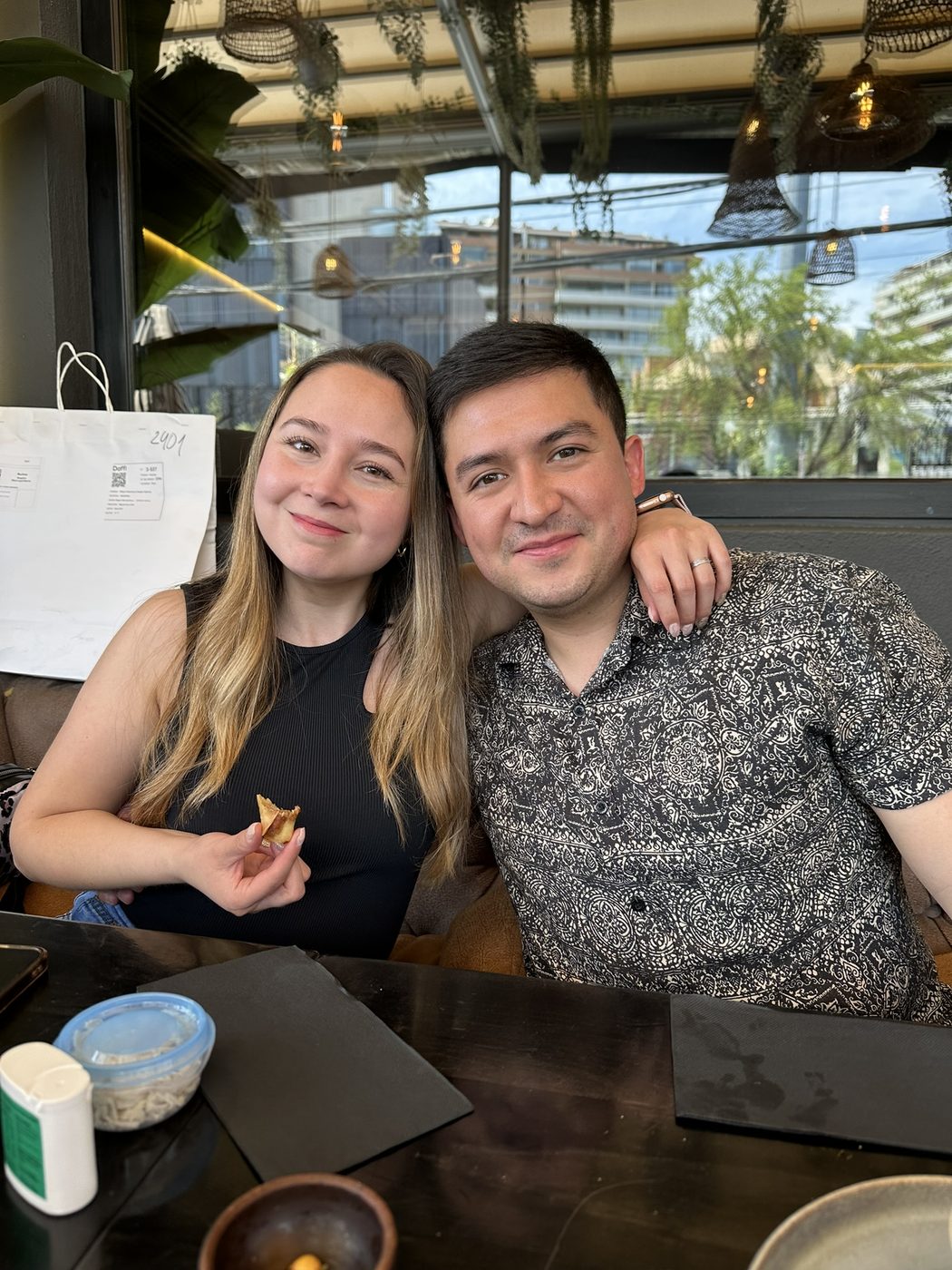 Cata y Daniel cenando juntos
