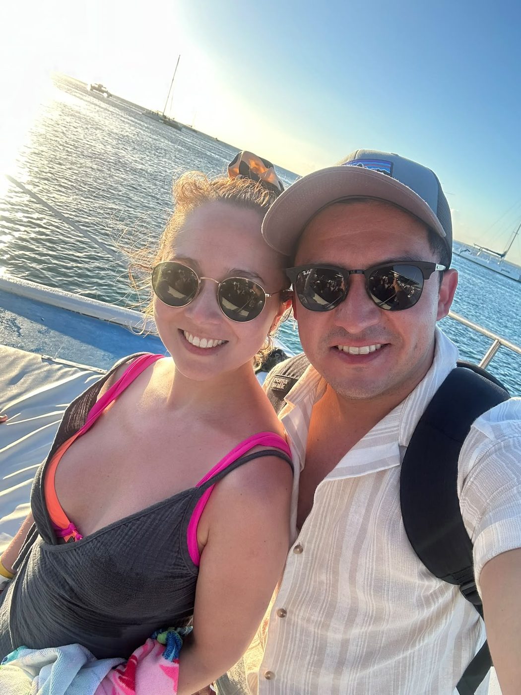 Cata y Daniel en un paseo en bote