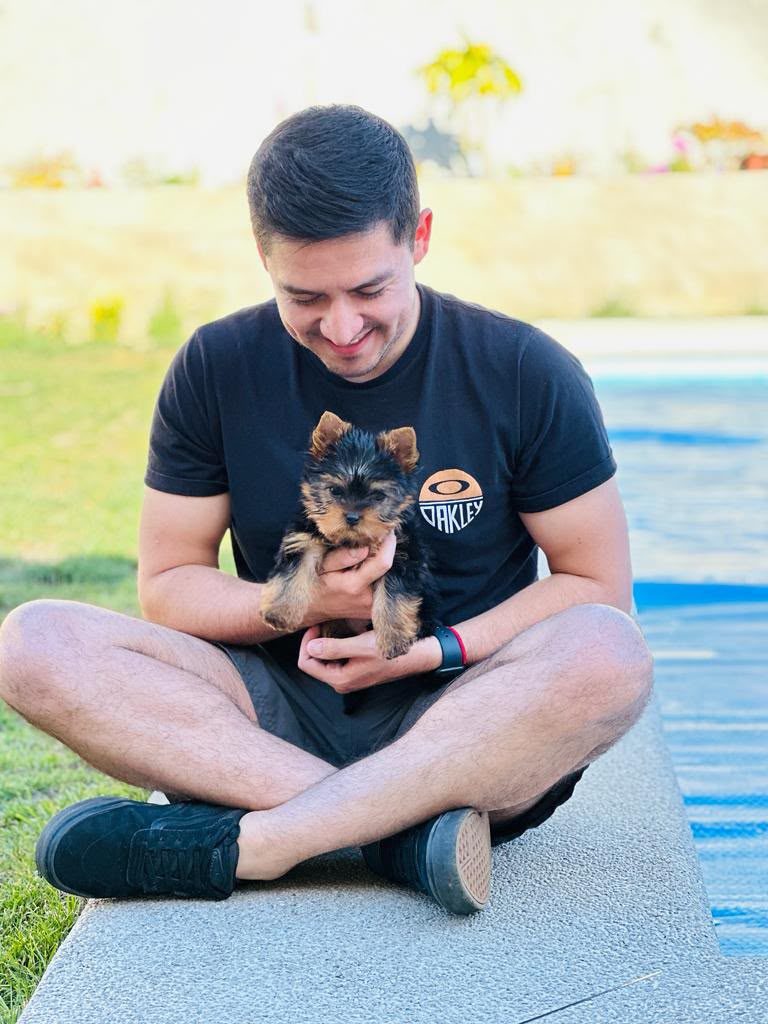 Daniel con nuestro perrito de cachorro