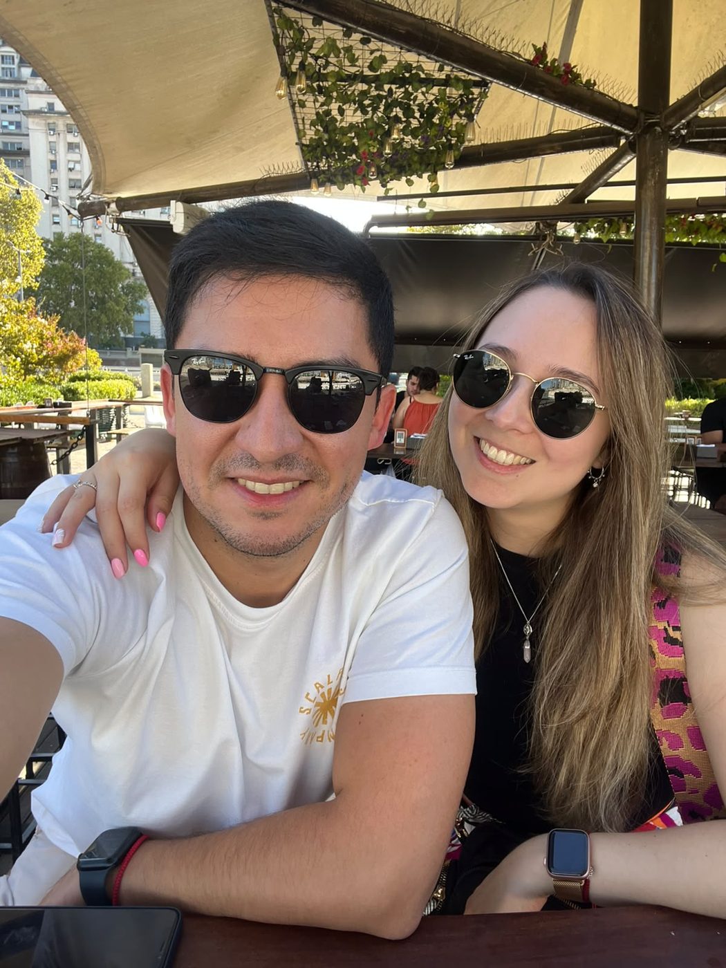 Cata y Daniel en una terraza